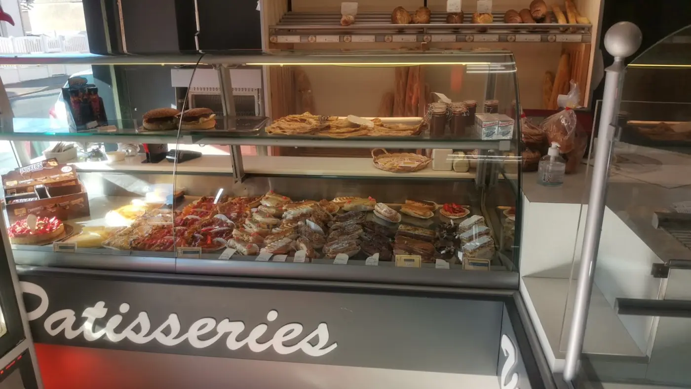 Le comptoir des pâtisseries, avec sa vitrine réfrigérée