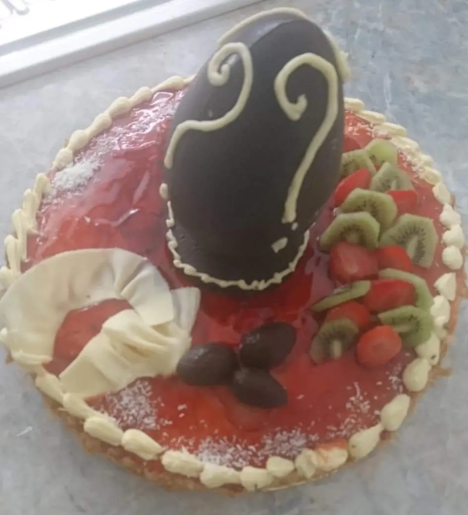Un fraisier décoré de fruits et de chocolat